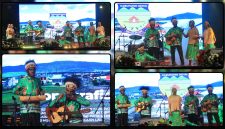 Peserta Kabupaten Deiyai menampilkan musik akustik bertema Tanah Deiyai pada hari ketiga Festival Cahaya Kreasi Pelajar Papua Tengah 2026 di Lapangan Bandara Lama Nabire, Jumat (26/6/2026). Dok_Arief NT