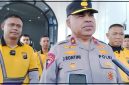 Kapolda Papua Tengah, Brigjen Pol. Jermias Rontini, menyerahkan hadiah kepada para pemenang lomba dalam rangka HUT Bhayangkara ke-80 di Aula Laghawa Wicaksana Polres Nabire, Jumat (26/6/2026). Polda Papua Tengah juga menyiapkan lomba balap perahu tempel berhadiah utama Rp50 juta. Dok_Alvi NT