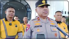 Kapolda Papua Tengah, Brigjen Pol. Jermias Rontini, menyerahkan hadiah kepada para pemenang lomba dalam rangka HUT Bhayangkara ke-80 di Aula Laghawa Wicaksana Polres Nabire, Jumat (26/6/2026). Polda Papua Tengah juga menyiapkan lomba balap perahu tempel berhadiah utama Rp50 juta. Dok_Alvi NT