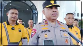 Kapolda Papua Tengah, Brigjen Pol. Jermias Rontini, menyerahkan hadiah kepada para pemenang lomba dalam rangka HUT Bhayangkara ke-80 di Aula Laghawa Wicaksana Polres Nabire, Jumat (26/6/2026). Polda Papua Tengah juga menyiapkan lomba balap perahu tempel berhadiah utama Rp50 juta. Dok_Alvi NT