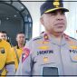 Kapolda Papua Tengah, Brigjen Pol. Jermias Rontini, menyerahkan hadiah kepada para pemenang lomba dalam rangka HUT Bhayangkara ke-80 di Aula Laghawa Wicaksana Polres Nabire, Jumat (26/6/2026). Polda Papua Tengah juga menyiapkan lomba balap perahu tempel berhadiah utama Rp50 juta. Dok_Alvi NT