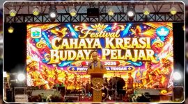 Staf Ahli II Bidang Ekonomi, Keuangan, dan Pembangunan Setda Papua Tengah, Herman Kayame, membacakan sambutan tertulis Gubernur Papua Tengah saat menutup Festival Cahaya Kreasi Pelajar Papua Tengah 2026 di Lapangan Bandara Lama Nabire, Sabtu (27/6/2026). Dok_Arief/Alvi