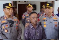 Yulius Danomira menyampaikan rasa syukur dan terima kasih kepada Kapolda Papua Tengah serta Kapolres Nabire usai menerima bantuan program bedah rumah yang mengubah huniannya menjadi lebih layak dalam rangka Hari Bhayangkara ke-80. Dok_Arief NT
