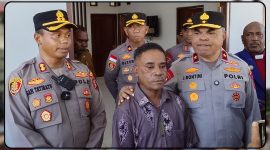 Yulius Danomira menyampaikan rasa syukur dan terima kasih kepada Kapolda Papua Tengah serta Kapolres Nabire usai menerima bantuan program bedah rumah yang mengubah huniannya menjadi lebih layak dalam rangka Hari Bhayangkara ke-80. Dok_Arief NT