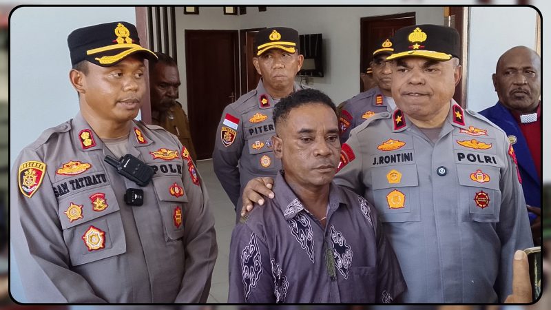 Yulius Danomira menyampaikan rasa syukur dan terima kasih kepada Kapolda Papua Tengah serta Kapolres Nabire usai menerima bantuan program bedah rumah yang mengubah huniannya menjadi lebih layak dalam rangka Hari Bhayangkara ke-80. Dok_Arief NT