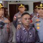 Yulius Danomira menyampaikan rasa syukur dan terima kasih kepada Kapolda Papua Tengah serta Kapolres Nabire usai menerima bantuan program bedah rumah yang mengubah huniannya menjadi lebih layak dalam rangka Hari Bhayangkara ke-80. Dok_Arief NT