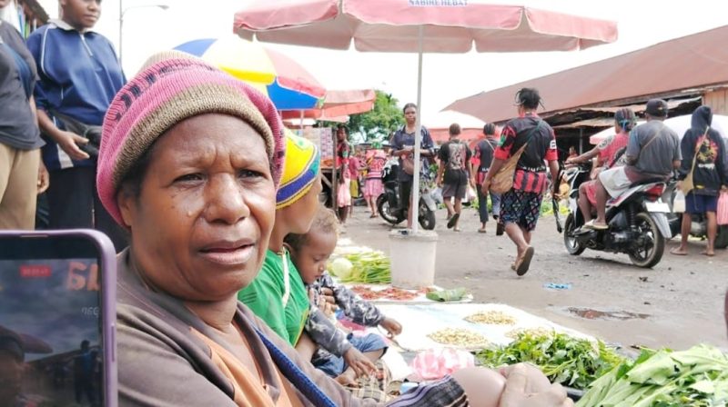 Mama Emeliana Kegie (mama pasar karang penjual sayur mayur) mengapresiasi kolaborasi komunitas dalam bersih-bersih pasar karang dan harapan ke pemerintah yaitu disediakan tempat sampah dan sekali-kali turun kepasar belanja jangan di toko-toko saja. Dok_Alvi NT