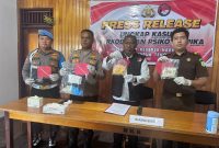 Kasubbag Renmin Ditresnarkoba Polda Papua Tengah AKP Sony Sroyer menunjukkan barang bukti kasus peredaran obat keras ilegal saat konferensi pers di Nabire, Senin (8/6/2026). Dok_Ist. NT