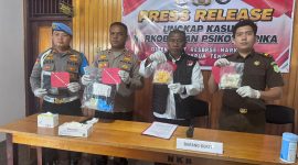 Kasubbag Renmin Ditresnarkoba Polda Papua Tengah AKP Sony Sroyer menunjukkan barang bukti kasus peredaran obat keras ilegal saat konferensi pers di Nabire, Senin (8/6/2026). Dok_Ist. NT
