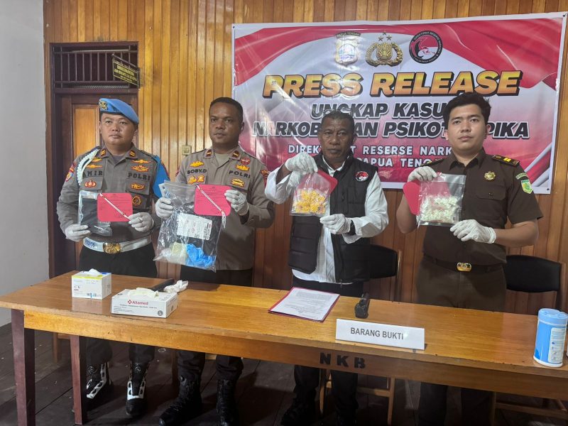 Kasubbag Renmin Ditresnarkoba Polda Papua Tengah AKP Sony Sroyer menunjukkan barang bukti kasus peredaran obat keras ilegal saat konferensi pers di Nabire, Senin (8/6/2026). Dok_Ist. NT