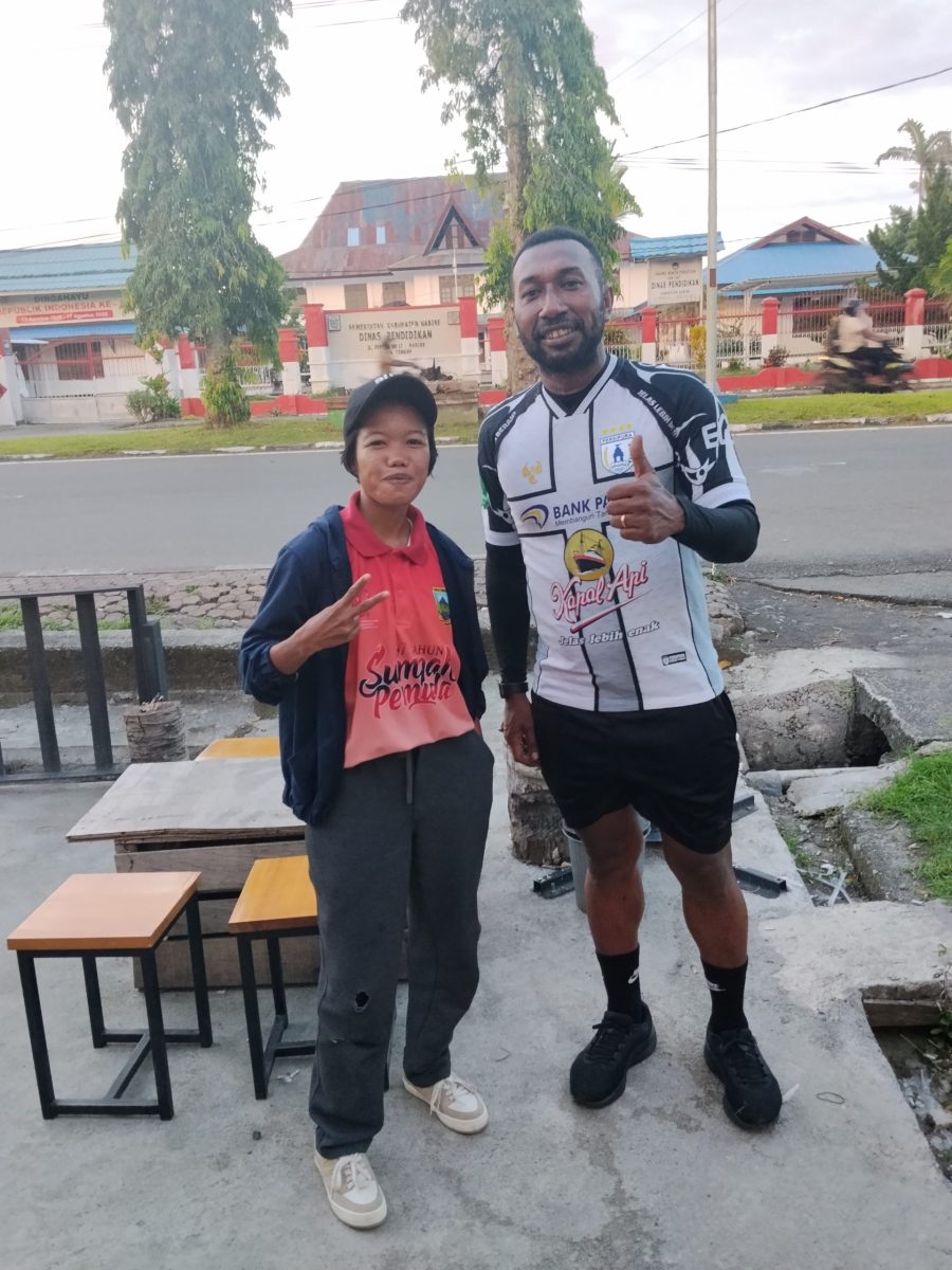 Patrich Steev wanggai dan Wartawan Nabireterkini.com usai diwawancarai singkat di DC Kopi pepera Nabire. Dok_Alvi NT
