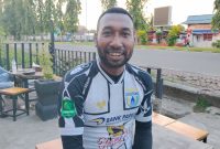 Patrich Steev wanggai Pemain Persekabpas Pasuruan ini menjagokan Prancis Juara Pildun 2026 saat diwawancarai awak media di DC Kopi Pepera Nabire. Dok _Alvi NT