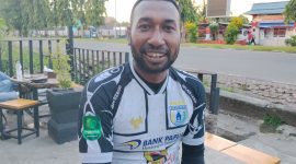 Patrich Steev wanggai Pemain Persekabpas Pasuruan ini menjagokan Prancis Juara Pildun 2026 saat diwawancarai awak media di DC Kopi Pepera Nabire. Dok _Alvi NT