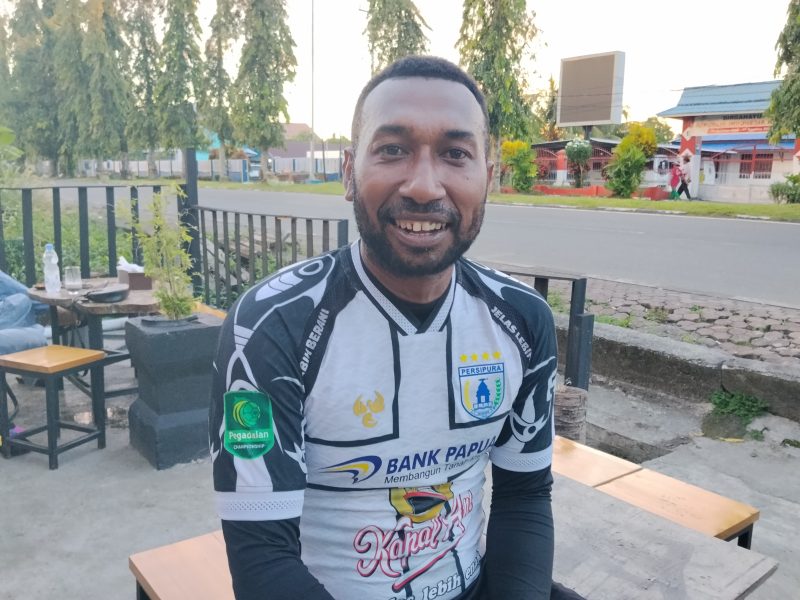Patrich Steev wanggai Pemain Persekabpas Pasuruan ini menjagokan Prancis Juara Pildun 2026 saat diwawancarai awak media di DC Kopi Pepera Nabire. Dok _Alvi NT