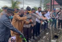 Kapolda Papua Tengah Brigjen Pol. Jermias Rontini bersama Kapolres Mimika AKBP Billyandha Hildiario Budiman dan unsur Forkopimda memimpin pemusnahan ribuan liter minuman keras ilegal hasil operasi gabungan di Mapolres Mimika, Senin (15/6/2026). Barang bukti tersebut diamankan dari jalur pelabuhan dan bandara selama periode Januari hingga Juni 2026. Dok_Humas Polda PT. NT