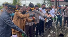 Kapolda Papua Tengah Brigjen Pol. Jermias Rontini bersama Kapolres Mimika AKBP Billyandha Hildiario Budiman dan unsur Forkopimda memimpin pemusnahan ribuan liter minuman keras ilegal hasil operasi gabungan di Mapolres Mimika, Senin (15/6/2026). Barang bukti tersebut diamankan dari jalur pelabuhan dan bandara selama periode Januari hingga Juni 2026. Dok_Humas Polda PT. NT