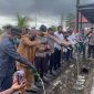 Kapolda Papua Tengah Brigjen Pol. Jermias Rontini bersama Kapolres Mimika AKBP Billyandha Hildiario Budiman dan unsur Forkopimda memimpin pemusnahan ribuan liter minuman keras ilegal hasil operasi gabungan di Mapolres Mimika, Senin (15/6/2026). Barang bukti tersebut diamankan dari jalur pelabuhan dan bandara selama periode Januari hingga Juni 2026. Dok_Humas Polda PT. NT