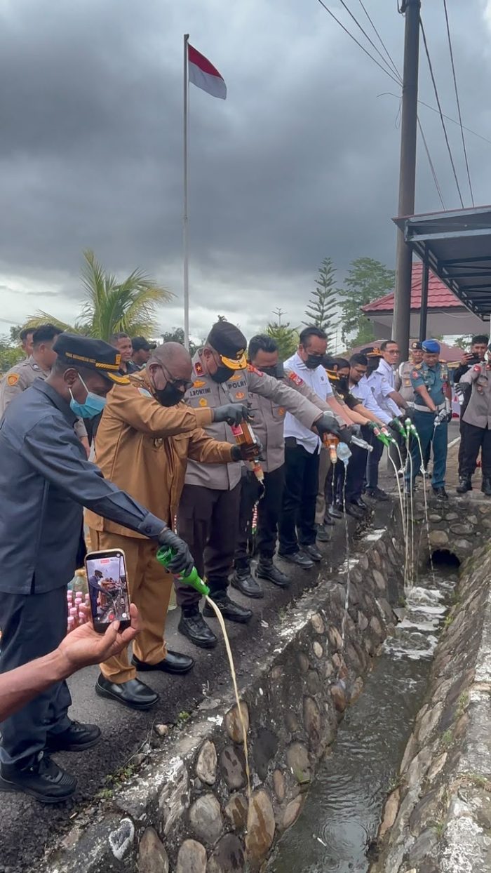 Kapolda Papua Tengah Brigjen Pol. Jermias Rontini bersama Kapolres Mimika AKBP Billyandha Hildiario Budiman dan unsur Forkopimda memimpin pemusnahan ribuan liter minuman keras ilegal hasil operasi gabungan di Mapolres Mimika, Senin (15/6/2026). Barang bukti tersebut diamankan dari jalur pelabuhan dan bandara selama periode Januari hingga Juni 2026. Dok_Humas Polda PT. NT