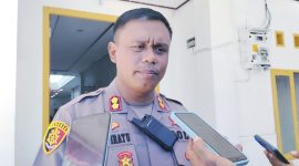 Kapolres Nabire AKBP Samuel D. Tatiratu, S.I.K., menegaskan akan memberikan sanksi kepada anggota Polres Nabire yang terbukti melanggar aturan lalu lintas, termasuk tidak menggunakan helm dan memakai knalpot brong. Dok_Alvi NT
