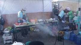 Peserta lomba kuliner dari Kabupaten Nabire menyiapkan ayam bakar bumbu kuning, ayam suwir, dan singkong tumbuk pada Festival Cahaya Kreasi Pelajar Papua Tengah 2026. Seluruh menu mengangkat bahan pangan lokal sebagai kekayaan kuliner khas Nabire. Dok_Arief NT