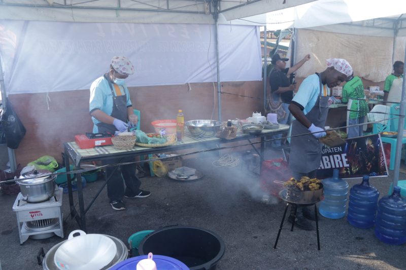 Peserta lomba kuliner dari Kabupaten Nabire menyiapkan ayam bakar bumbu kuning, ayam suwir, dan singkong tumbuk pada Festival Cahaya Kreasi Pelajar Papua Tengah 2026. Seluruh menu mengangkat bahan pangan lokal sebagai kekayaan kuliner khas Nabire. Dok_Arief NT
