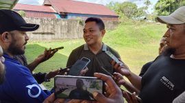 Dandim 1705-Nabire, Letkol Inf. Arh Dwi Palwanto, saat diwawancarai awak media di sela-sela break usai coffee morning bareng Pers Nabire di Taman Duta Kodim Nabire. Sabtu (6/6/2026). Dok_Tim NT