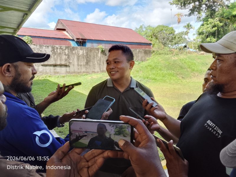 Dandim 1705-Nabire, Letkol Inf. Arh Dwi Palwanto, saat diwawancarai awak media di sela-sela break usai coffee morning bareng Pers Nabire di Taman Duta Kodim Nabire. Sabtu (6/6/2026). Dok_Tim NT