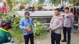 Kapolres Nabire AKBP Samuel D. Tatiratu memberikan keterangan kepada awak media terkait pengaturan konvoi pendukung tim peserta Piala Dunia 2026 di Nabire. Polres Nabire mengedepankan koordinasi, sportivitas, dan keamanan guna menjaga situasi kamtibmas tetap kondusif. Dok_Arief NT