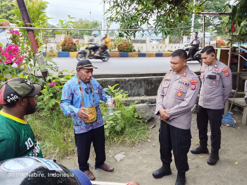 Kapolres Nabire AKBP Samuel D. Tatiratu memberikan keterangan kepada awak media terkait pengaturan konvoi pendukung tim peserta Piala Dunia 2026 di Nabire. Polres Nabire mengedepankan koordinasi, sportivitas, dan keamanan guna menjaga situasi kamtibmas tetap kondusif. Dok_Arief NT