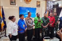 Bupati Nabire, Mesak Magai, memberikan keterangan kepada awak media usai memimpin rapat koordinasi terkait penertiban kendaraan luar daerah dan pengawasan distribusi BBM bersubsidi di Aula Kantor Bupati Nabire, Kamis (18/6/2026). Dok_Arief NT