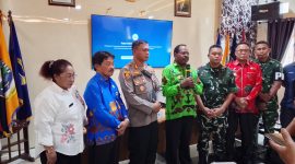 Bupati Nabire, Mesak Magai, memberikan keterangan kepada awak media usai memimpin rapat koordinasi terkait penertiban kendaraan luar daerah dan pengawasan distribusi BBM bersubsidi di Aula Kantor Bupati Nabire, Kamis (18/6/2026). Dok_Arief NT