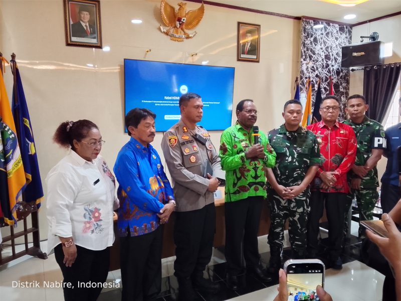 Bupati Nabire, Mesak Magai, memberikan keterangan kepada awak media usai memimpin rapat koordinasi terkait penertiban kendaraan luar daerah dan pengawasan distribusi BBM bersubsidi di Aula Kantor Bupati Nabire, Kamis (18/6/2026). Dok_Arief NT