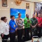 Bupati Nabire, Mesak Magai, memberikan keterangan kepada awak media usai memimpin rapat koordinasi terkait penertiban kendaraan luar daerah dan pengawasan distribusi BBM bersubsidi di Aula Kantor Bupati Nabire, Kamis (18/6/2026). Dok_Arief NT
