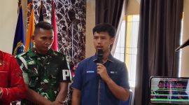 Sales Branch Manager Pertamina Patra Niaga Papua Tengah, Muhamad Rinaldi Suryanto, memberikan keterangan kepada awak media usai rapat koordinasi terkait distribusi BBM di Aula Inspektorat Kabupaten Nabire, Kamis (18/6/2026). Dok_Arief NT