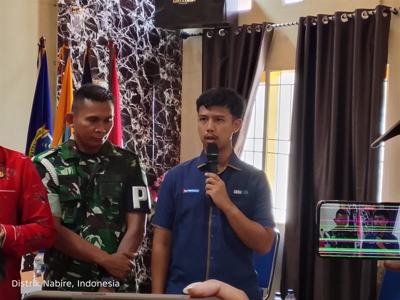 Sales Branch Manager Pertamina Patra Niaga Papua Tengah, Muhamad Rinaldi Suryanto, memberikan keterangan kepada awak media usai rapat koordinasi terkait distribusi BBM di Aula Inspektorat Kabupaten Nabire, Kamis (18/6/2026). Dok_Arief NT