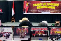 Ketua DPC BMP RI Kabupaten Nabire, Permenas Maniani, membuka Stand Up Comedy Kebangsaan di Aula RRI Nabire sebagai ajang memperkuat persatuan, toleransi, dan semangat kebangsaan melalui hiburan edukatif. Dok_ Arief/Alvi NT