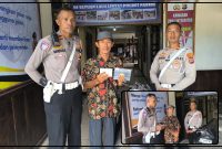 Plt. Kasat Lantas Polres Nabire IPTU Hendri Antoro menyerahkan sepeda motor hasil curanmor kepada pemilik sah setelah petugas memverifikasi BPKB dan STNK di halaman Satlantas Polres Nabire, Rabu (8/7/2026). Dok_Humas Polres Nabire. NT