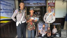Plt. Kasat Lantas Polres Nabire IPTU Hendri Antoro menyerahkan sepeda motor hasil curanmor kepada pemilik sah setelah petugas memverifikasi BPKB dan STNK di halaman Satlantas Polres Nabire, Rabu (8/7/2026). Dok_Humas Polres Nabire. NT