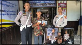 Plt. Kasat Lantas Polres Nabire IPTU Hendri Antoro menyerahkan sepeda motor hasil curanmor kepada pemilik sah setelah petugas memverifikasi BPKB dan STNK di halaman Satlantas Polres Nabire, Rabu (8/7/2026). Dok_Humas Polres Nabire. NT