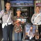Plt. Kasat Lantas Polres Nabire IPTU Hendri Antoro menyerahkan sepeda motor hasil curanmor kepada pemilik sah setelah petugas memverifikasi BPKB dan STNK di halaman Satlantas Polres Nabire, Rabu (8/7/2026). Dok_Humas Polres Nabire. NT