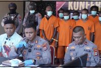 Kapolres Nabire AKBP Samuel Dominggus Tatiratu didampingi Pejabat Utama Polres Nabire dan Tim Khusus Polda Papua Tengah memperlihatkan para tersangka serta barang bukti dalam konferensi pers pengungkapan kasus kejahatan di Mapolres Nabire, Rabu (15/7/2026). Dok_Arief NT