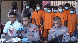 Kapolres Nabire AKBP Samuel Dominggus Tatiratu didampingi Pejabat Utama Polres Nabire dan Tim Khusus Polda Papua Tengah memperlihatkan para tersangka serta barang bukti dalam konferensi pers pengungkapan kasus kejahatan di Mapolres Nabire, Rabu (15/7/2026). Dok_Arief NT