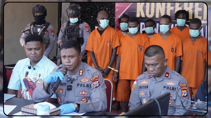 Kapolres Nabire AKBP Samuel Dominggus Tatiratu didampingi Pejabat Utama Polres Nabire dan Tim Khusus Polda Papua Tengah memperlihatkan para tersangka serta barang bukti dalam konferensi pers pengungkapan kasus kejahatan di Mapolres Nabire, Rabu (15/7/2026). Dok_Arief NT