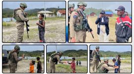 Personel Satgas Operasi Damai Cartenz-2026 berdialog dengan masyarakat dan membagikan bantuan kepada anak-anak saat patroli dialogis di Distrik Oksibil, Kabupaten Pegunungan Bintang. Dok_ODC26. NT