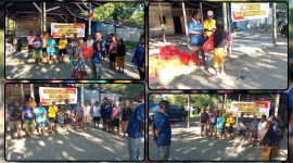 Kepala Kampung Samabusa Kris Waray menyerahkan bantuan 50 paket sembako dari pemerintah pusat kepada masyarakat Suku Wate di Kampung Samabusa, Kabupaten Nabire. Dok_ NT