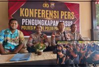 Wakapolres Nabire Kompol Dr. Piter Kendek memberikan keterangan pers terkait pengungkapan kasus pembunuhan remaja yang berhasil diungkap kurang dari enam jam. Dok_TF. NT