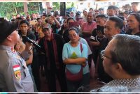 Suasana di halaman Mapolres Nabire saat keluarga dan kerabat korban mendatangi kantor kepolisian untuk meminta perkembangan penyelidikan dan kepastian hukum atas kasus penemuan jenazah perempuan di Jalan Poros Waroki, Jumat (31/7/2026). Dok_BN.NT