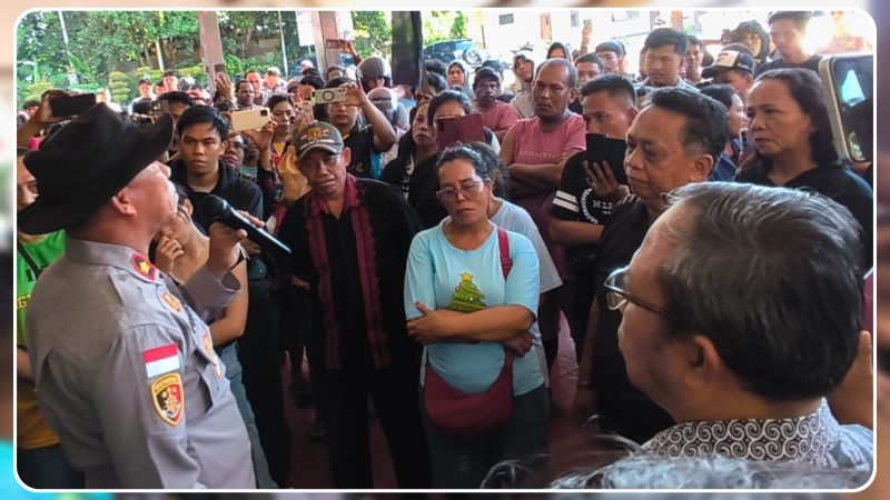 Suasana di halaman Mapolres Nabire saat keluarga dan kerabat korban mendatangi kantor kepolisian untuk meminta perkembangan penyelidikan dan kepastian hukum atas kasus penemuan jenazah perempuan di Jalan Poros Waroki, Jumat (31/7/2026). Dok_BN.NT