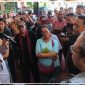 Suasana di halaman Mapolres Nabire saat keluarga dan kerabat korban mendatangi kantor kepolisian untuk meminta perkembangan penyelidikan dan kepastian hukum atas kasus penemuan jenazah perempuan di Jalan Poros Waroki, Jumat (31/7/2026). Dok_BN.NT