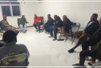 Ketua Sub Perlombaan Futsal HUT ke-81 RI Kabupaten Puncak, Muel Kogoya, memimpin rapat evaluasi panitia di Sekretariat Sementara Kesbangpol Kabupaten Puncak menjelang babak 16 besar turnamen futsal. Dok_JPD. NT